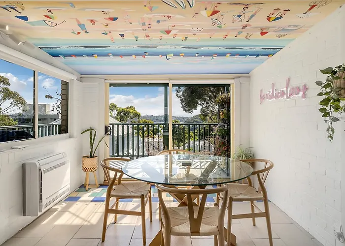 Harbourside Pad With Waterfront Views