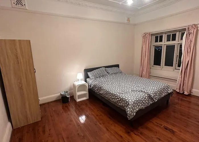Spacious Queen Room In Earlwood Home - Ew2