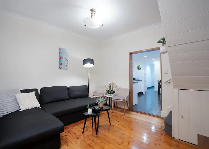 Facilitated 4 Bedroom House & Icc&Darling Harbour-8 Mins Walk