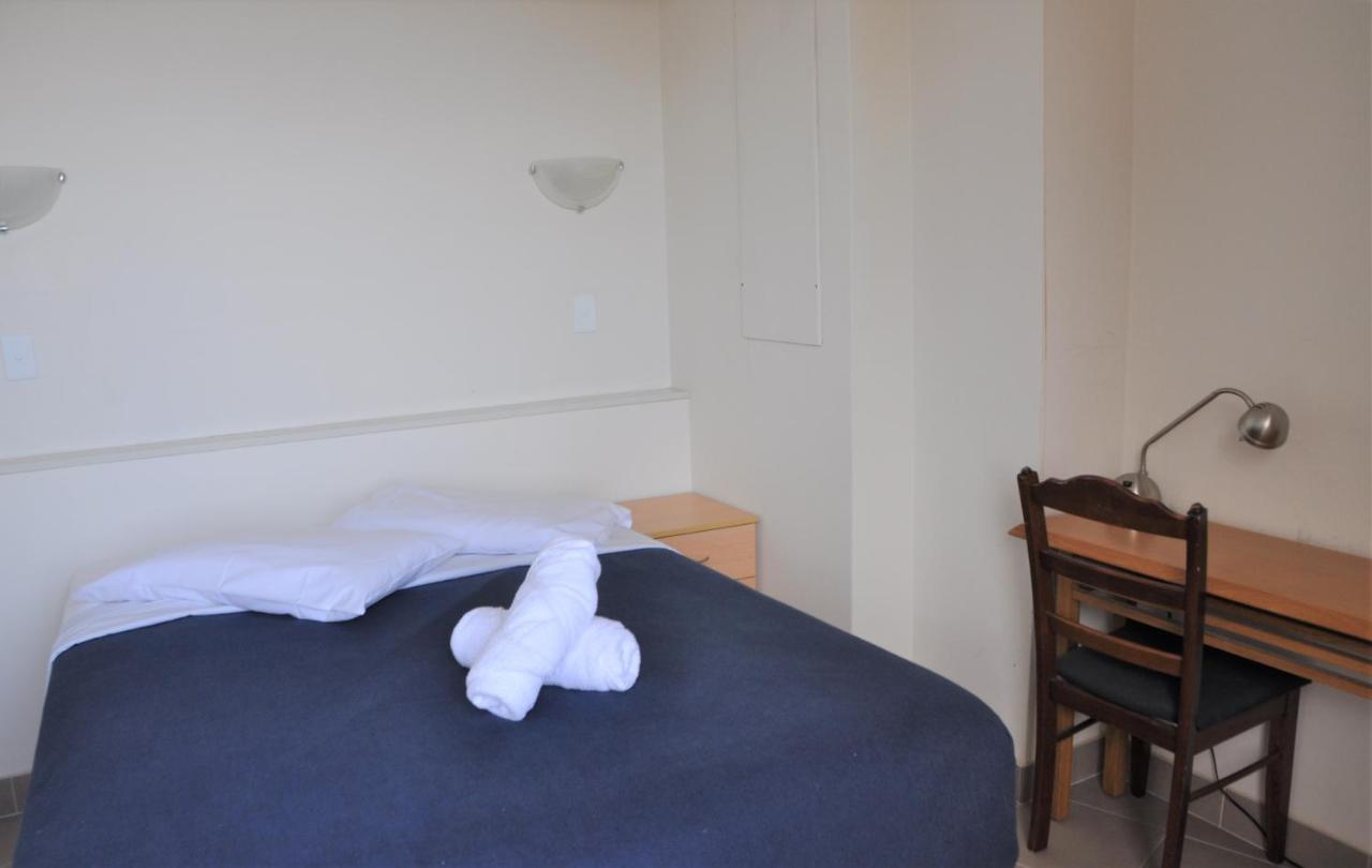 - Hyde Park Plaza 38 College St * Sydney