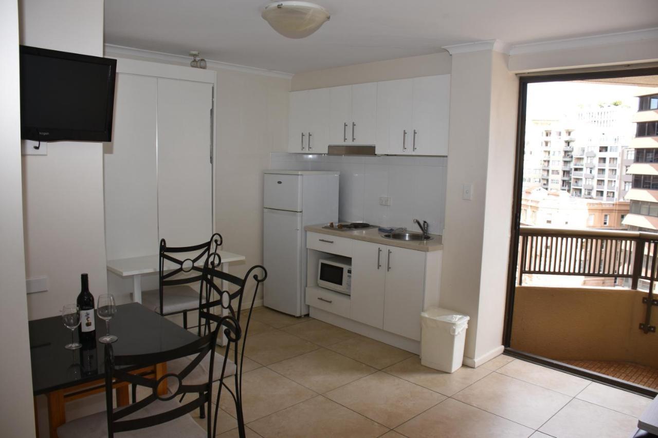 - Hyde Park Plaza 38 College St * Sydney