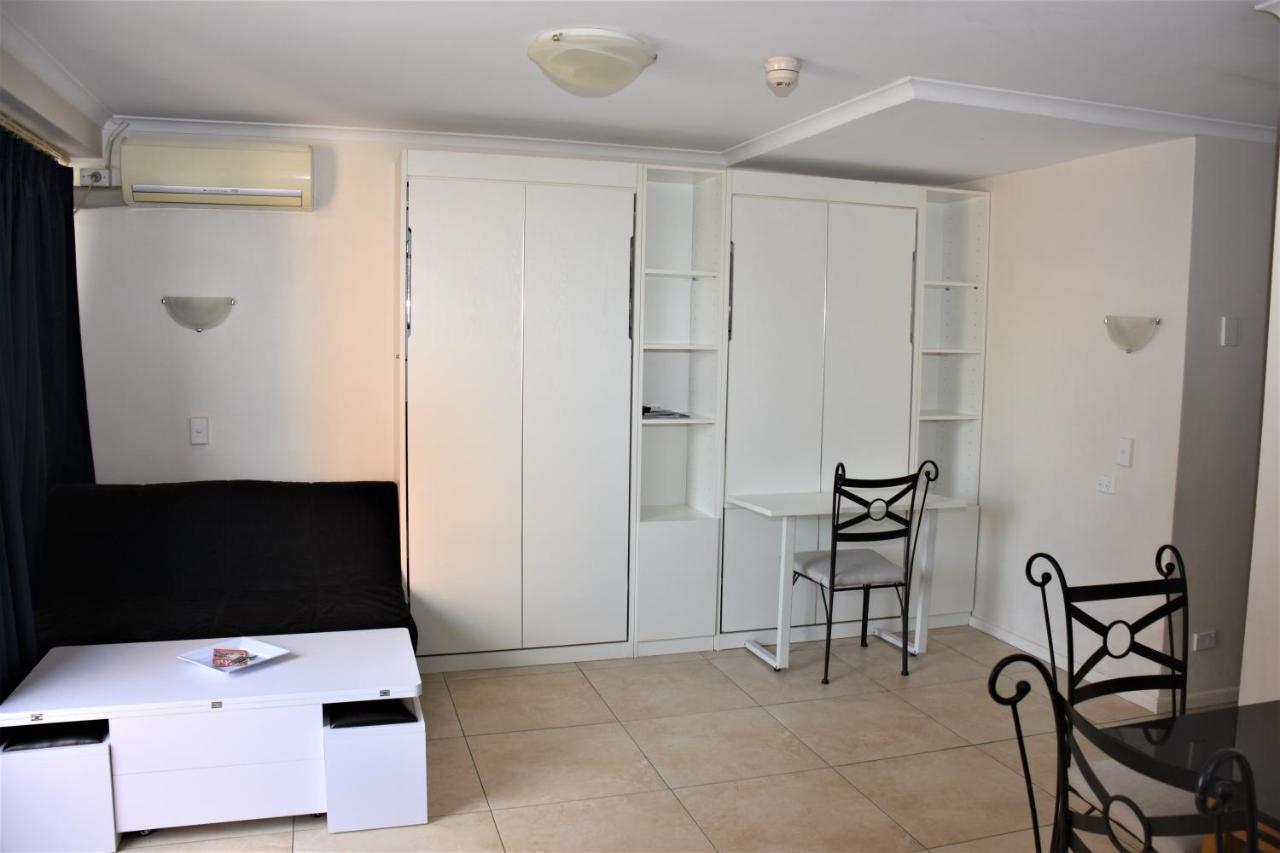 - Hyde Park Plaza 38 College St * Sydney