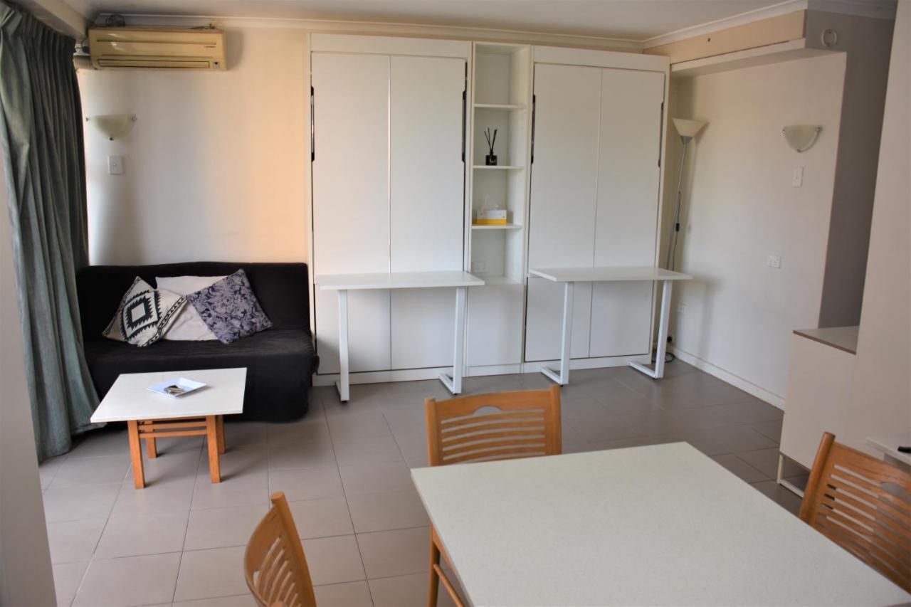 - Hyde Park Plaza 38 College St Apartment