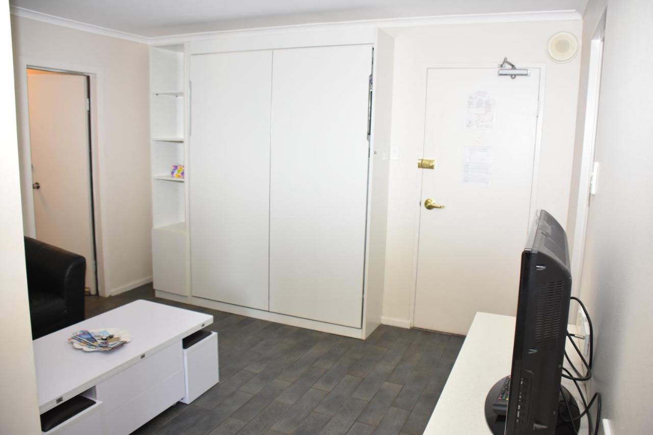 - Hyde Park Plaza 38 College St Apartment