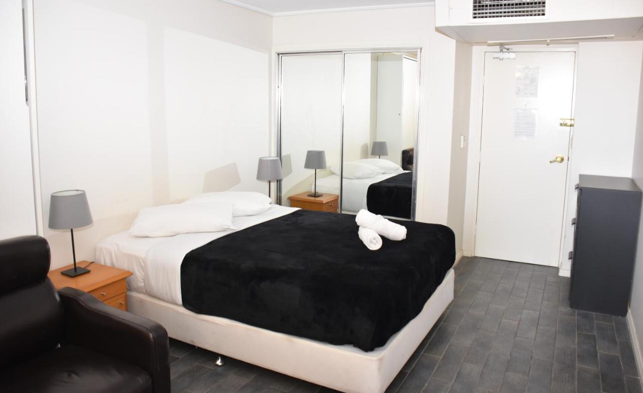 - Hyde Park Plaza 38 College St * Sydney