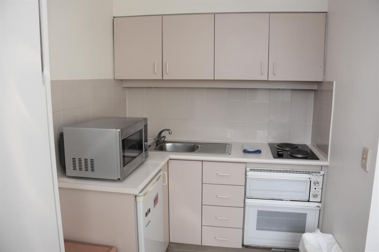 - Hyde Park Plaza 38 College St * Sydney