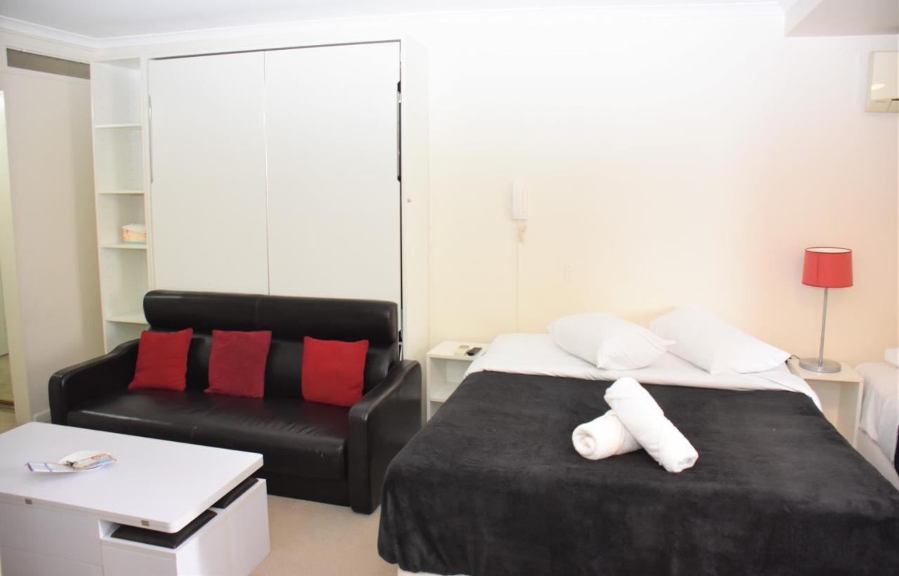 - Hyde Park Plaza 38 College St * Sydney