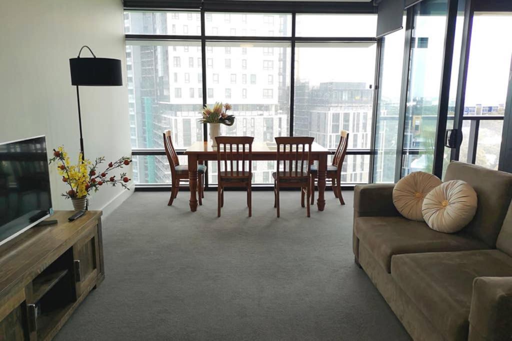 Modern Apartment+office W Parking @ Olympic Park Apartment