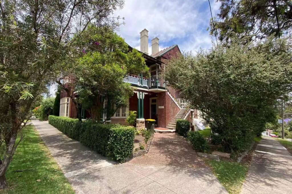 Fully Furnished And Best Price Around! Pur Sydney
