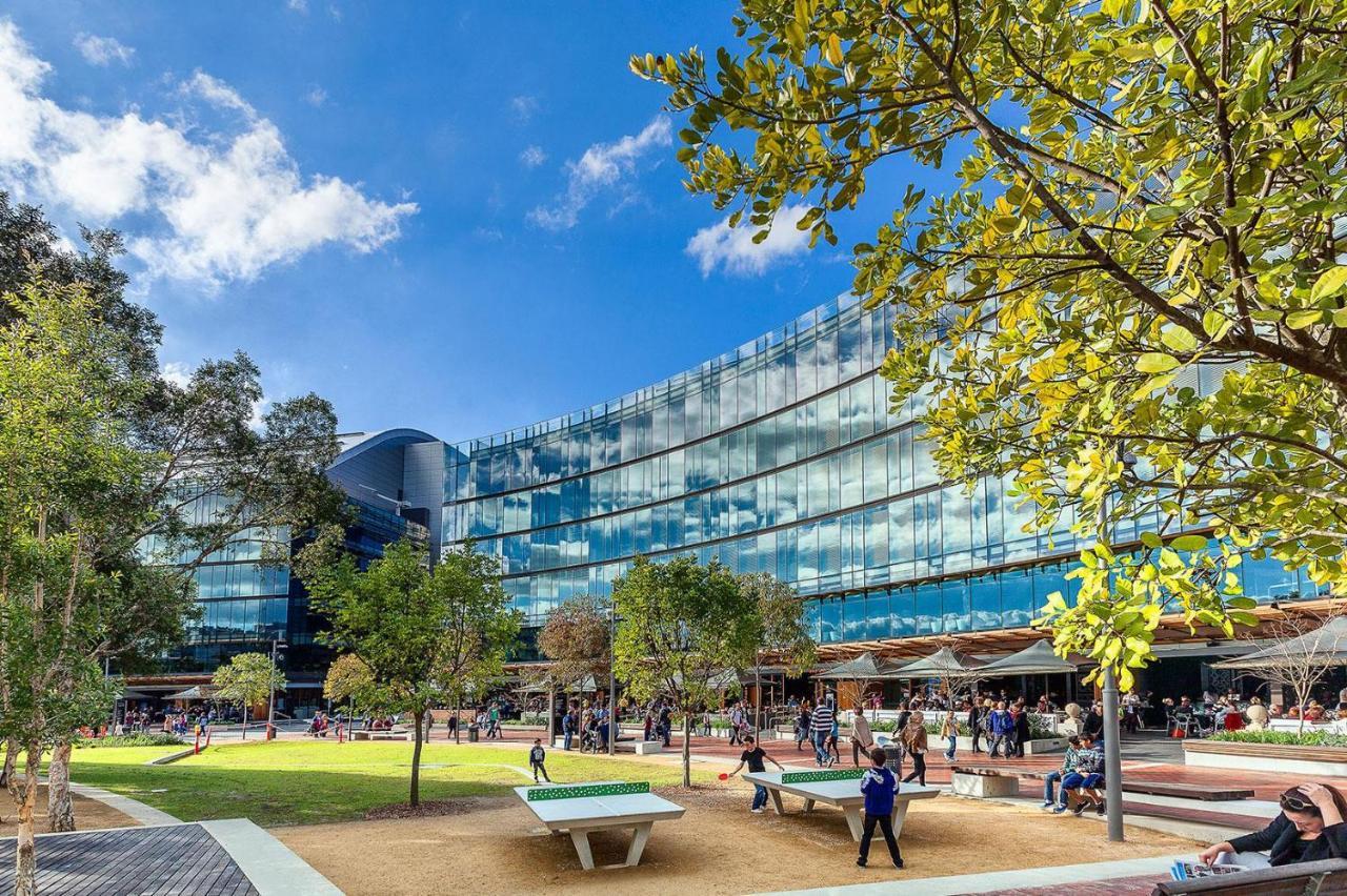 Thriving City Location, Dining Hub Apartment