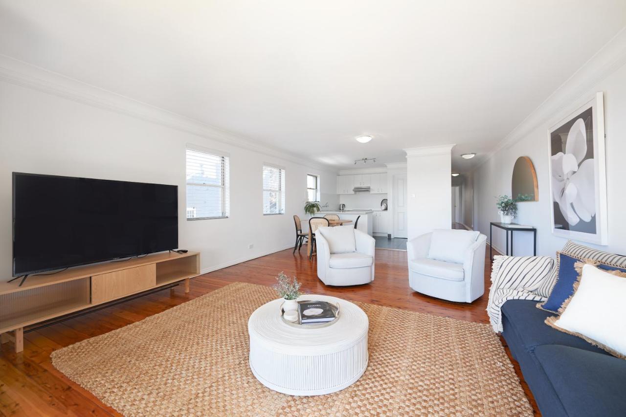 Harbour View Huge 2 Bedroom Entire Residence. *