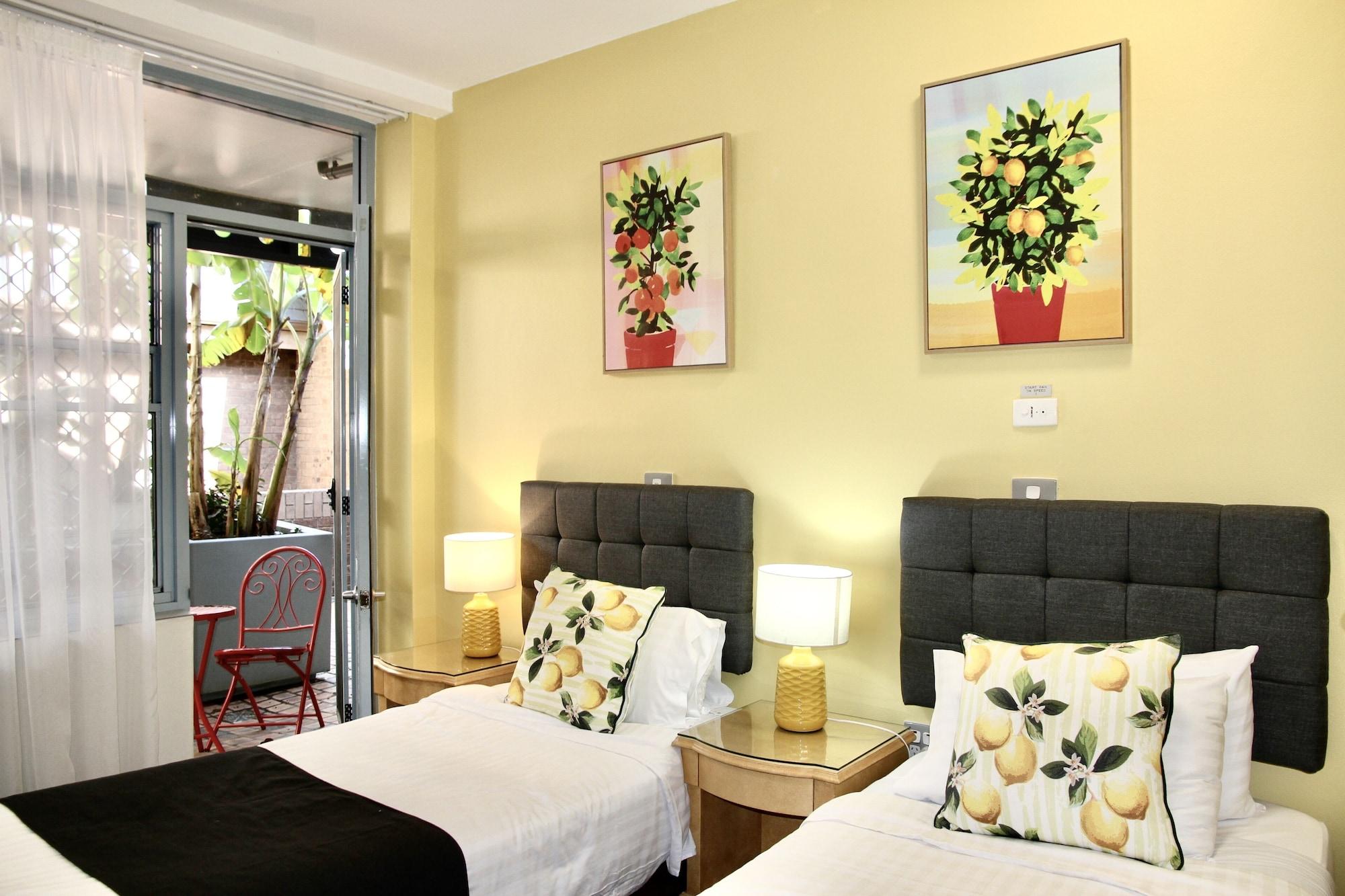 Mariners Court 3*