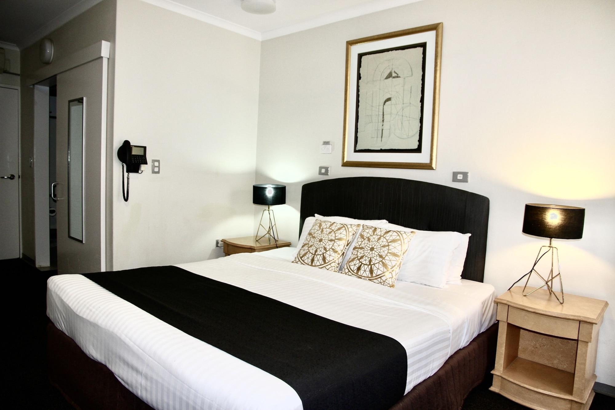 Mariners Court 3*