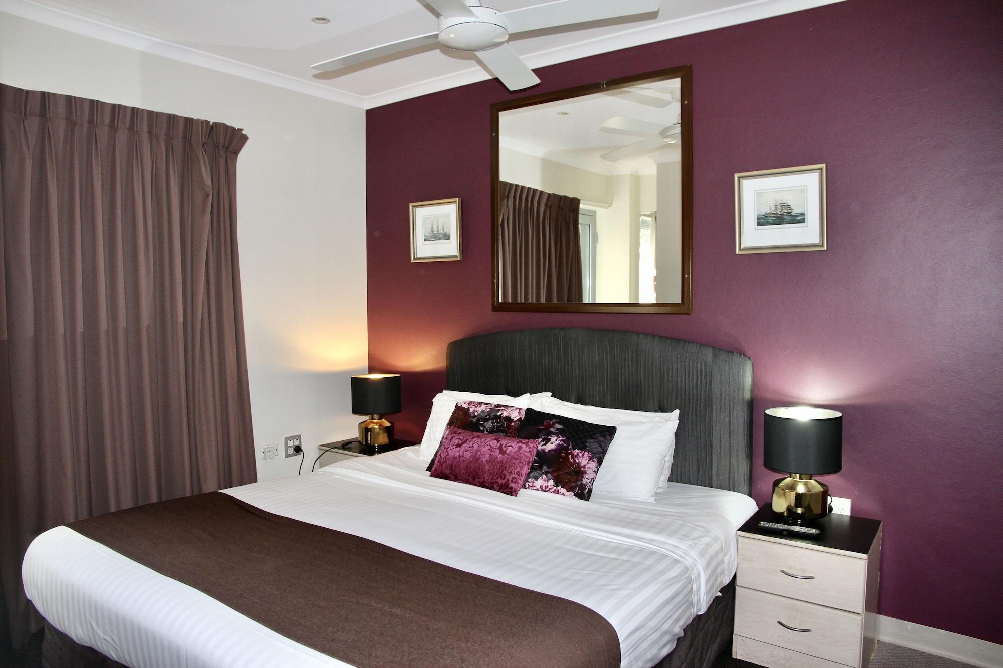 Mariners Court 3*