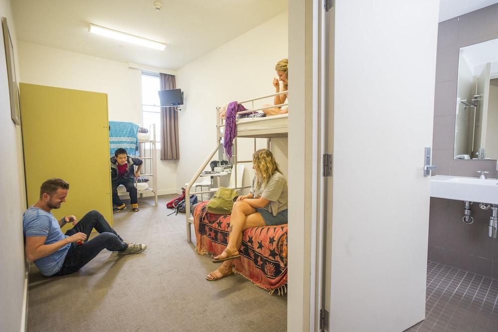 Yha Harbour Hostel *