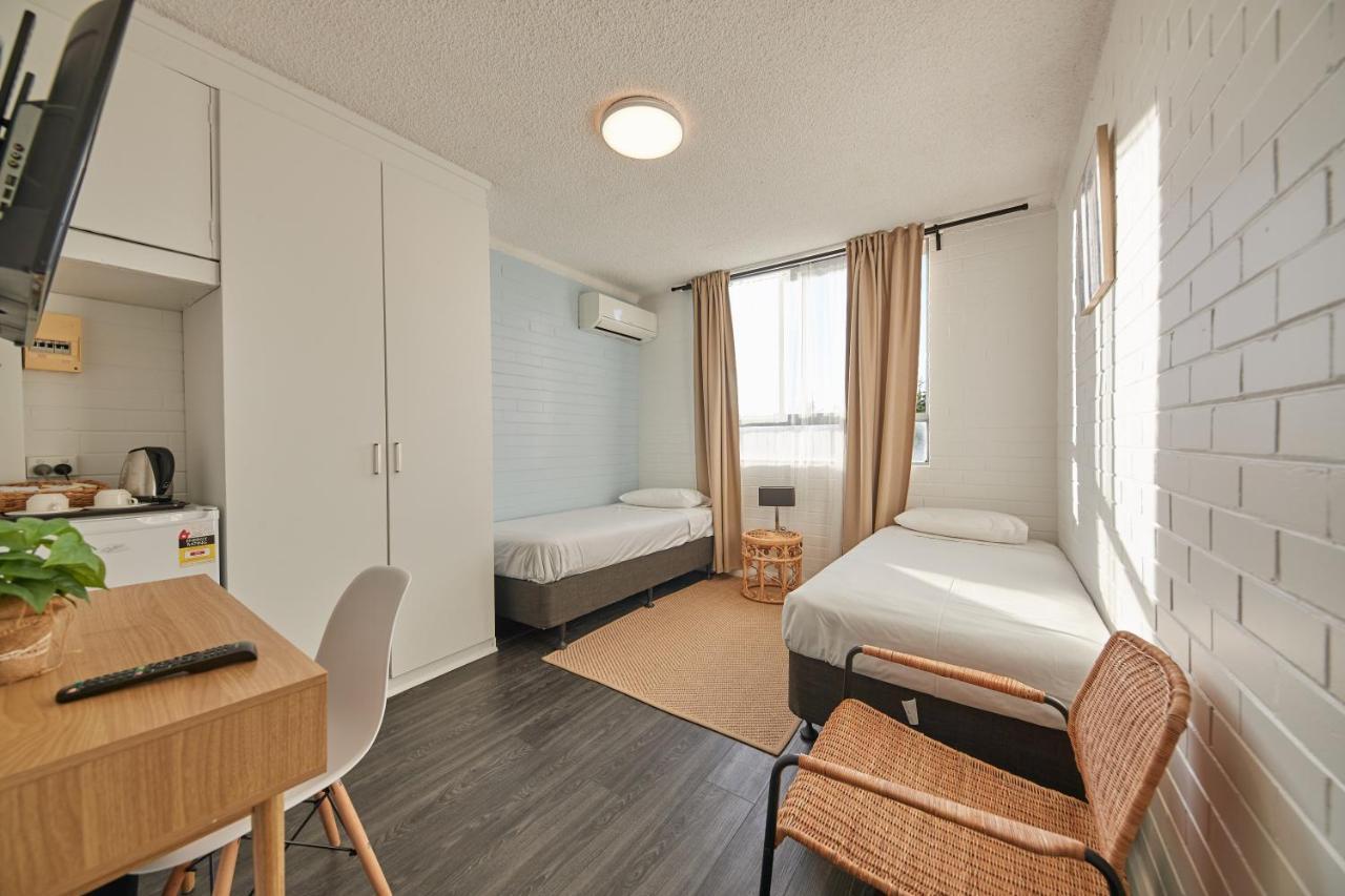 Little Coogee Hotel *