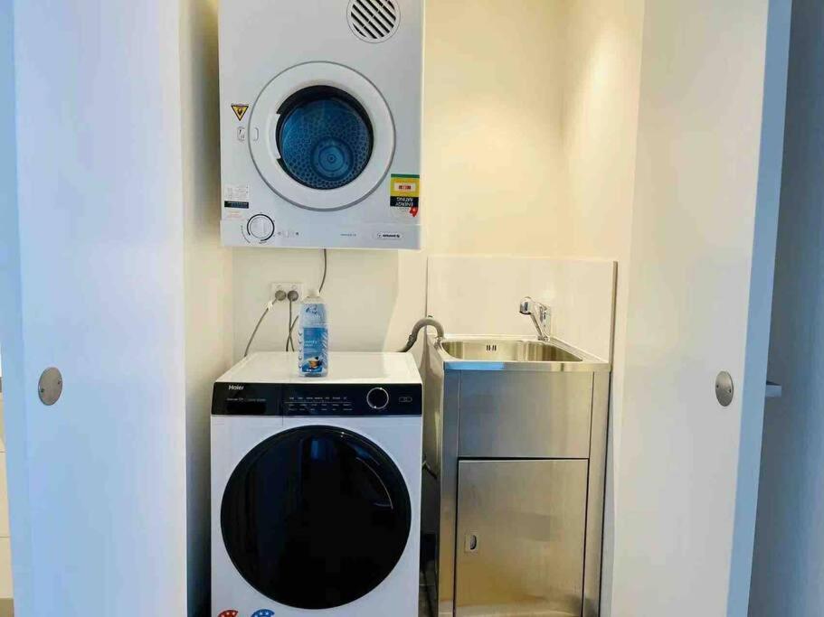 Stunning View 2bed 2bath Apartment *