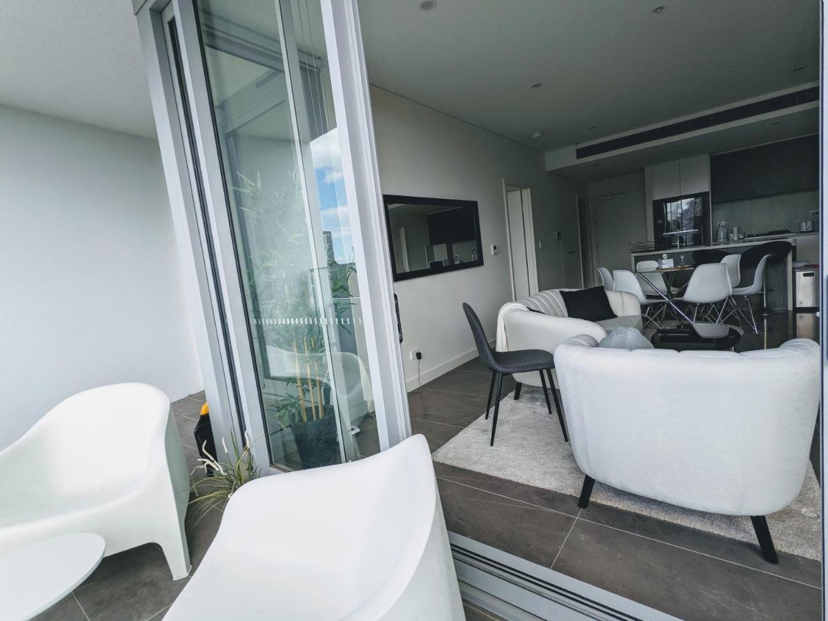 Luxury 3-bed 2-bath, Balcony, With Pool Included, No Parties! Apartment *