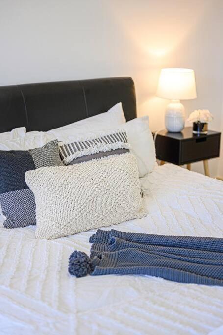 Apartment Parramatta Comfy- 2bd-free Parking -netflix-westfield Sydney
