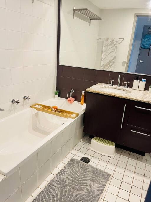 Gem Family - Olympic Park, Newington Apartment *