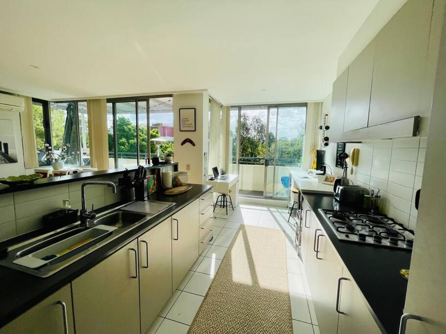 Gem Family - Olympic Park, Newington Apartment