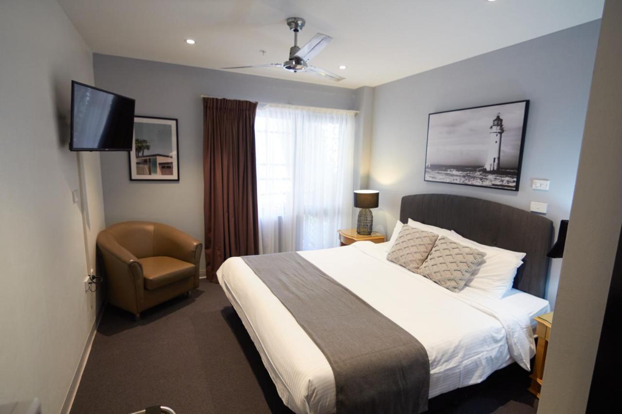 Mariners Court 3*