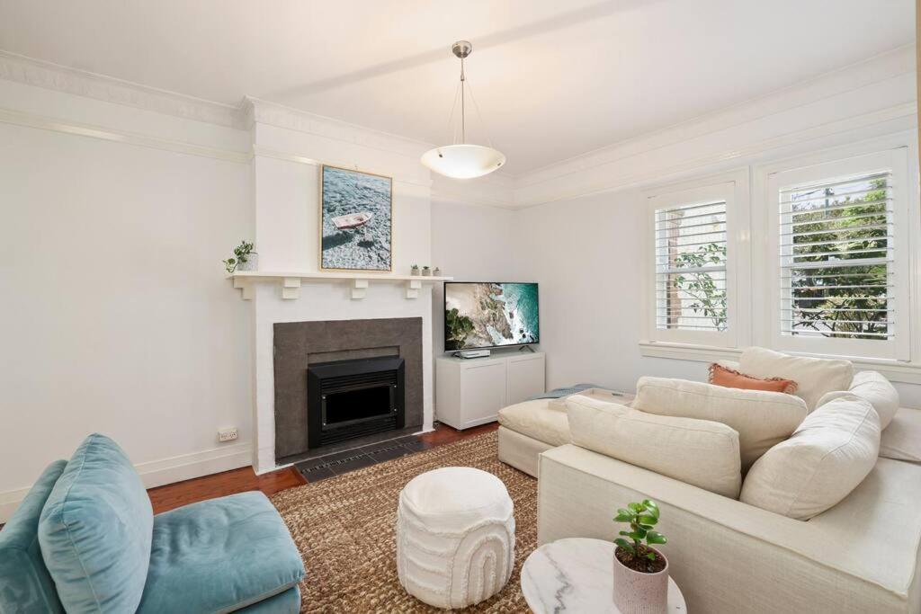 Spacious Art Deco In The Heart Of Manly *