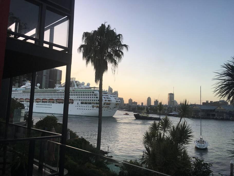 Harbourfront Oasis With Pool, Steps To Vivid And Iconic Sydney Views Holiday home