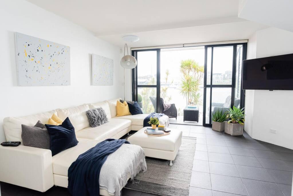 Harbourfront Oasis With Pool, Steps To Vivid And Iconic Sydney Views *