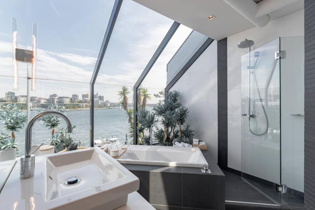 Holiday home Harbourfront Oasis With Pool, Steps To Vivid And Iconic Sydney Views