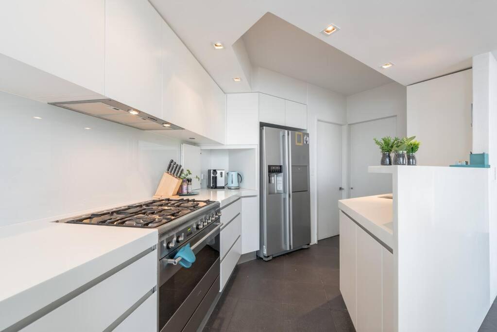 Harbourfront Oasis With Pool, Steps To Vivid And Iconic Sydney Views Holiday home *