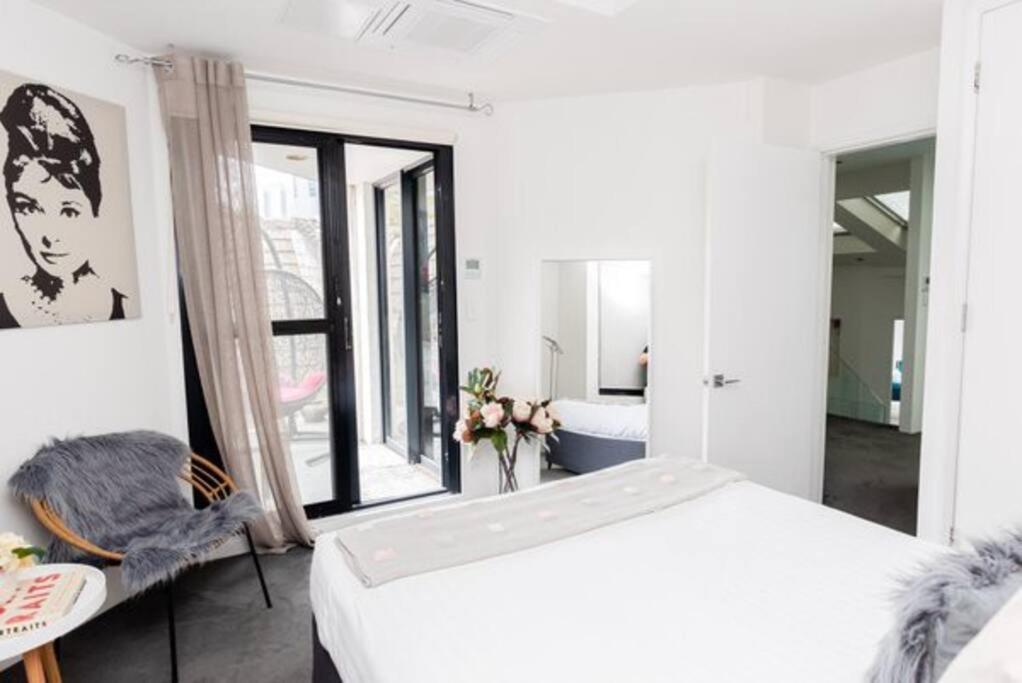 Holiday home Harbourfront Oasis With Pool, Steps To Vivid And Iconic Sydney Views *