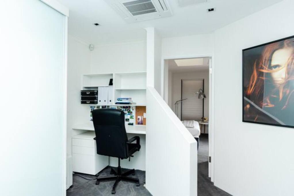 Holiday home Harbourfront Oasis With Pool, Steps To Vivid And Iconic Sydney Views *