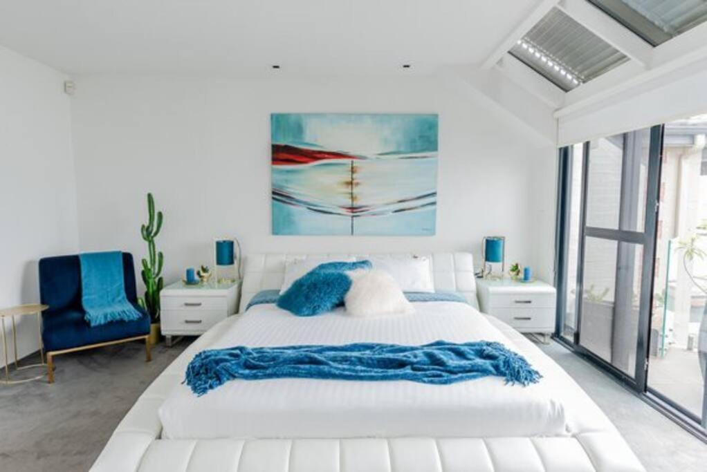 Harbourfront Oasis With Pool, Steps To Vivid And Iconic Sydney Views Holiday home