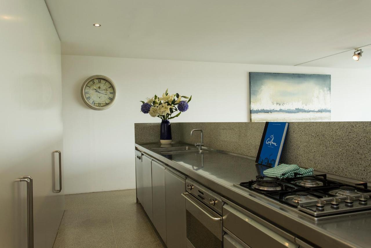 Modern & Sleek, Minutes To The City. Parking/pool Apartment *
