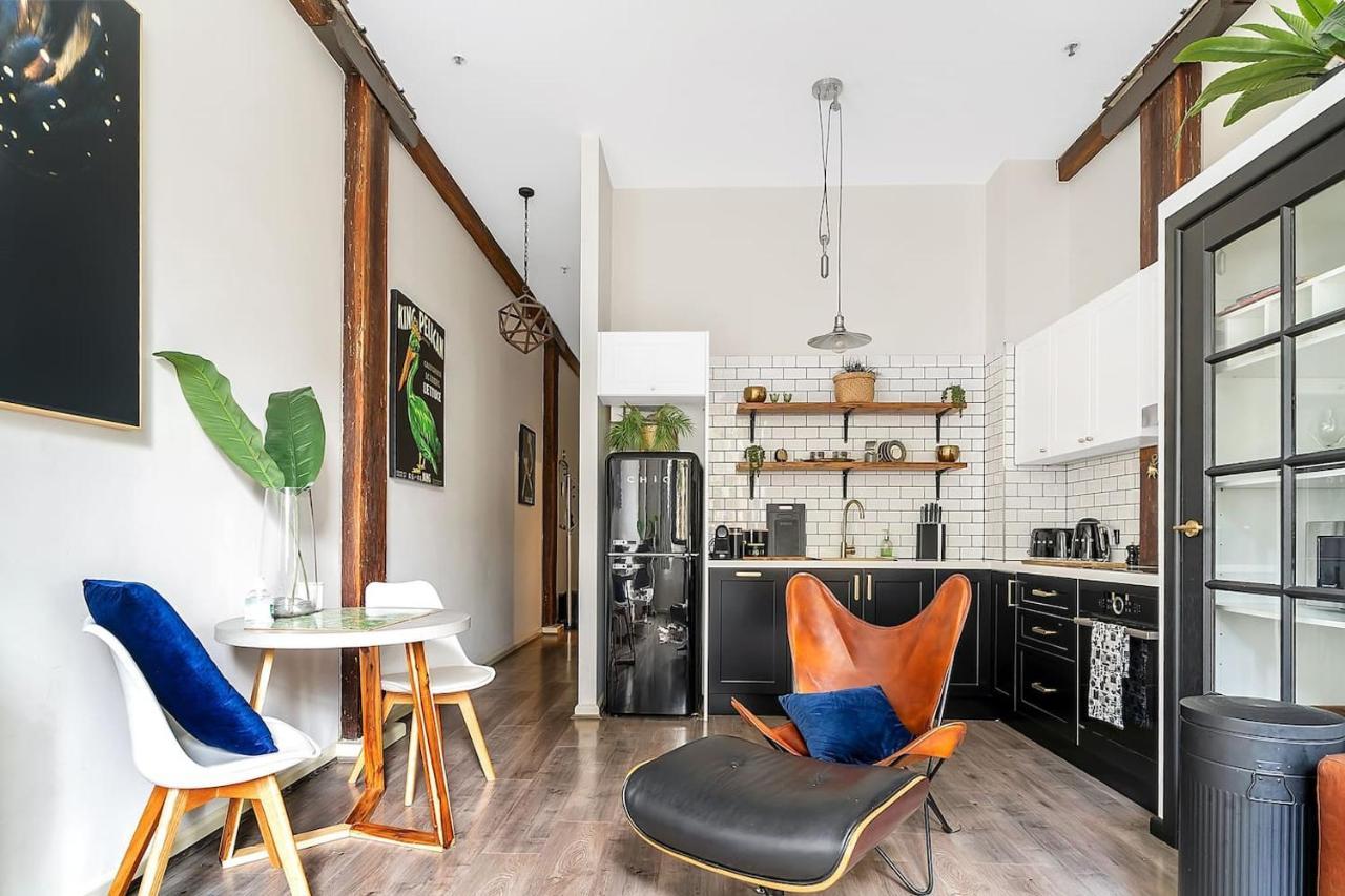 The Stylist's House - A Chic Inner Landmark Apartment Sydney