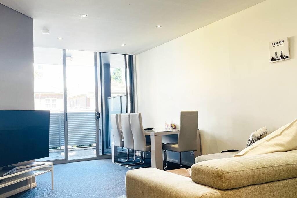 New Comfy Stylish In Rhodes Next To Train N Shopping Center