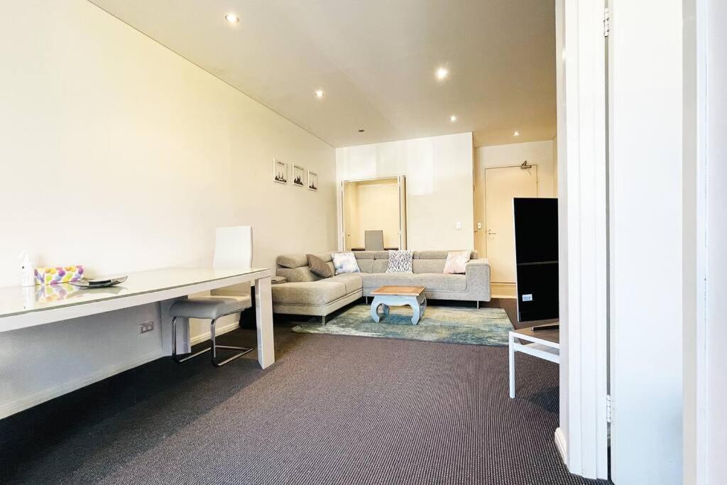 Apartment New Comfy Stylish In Rhodes Next To Train N Shopping Center *