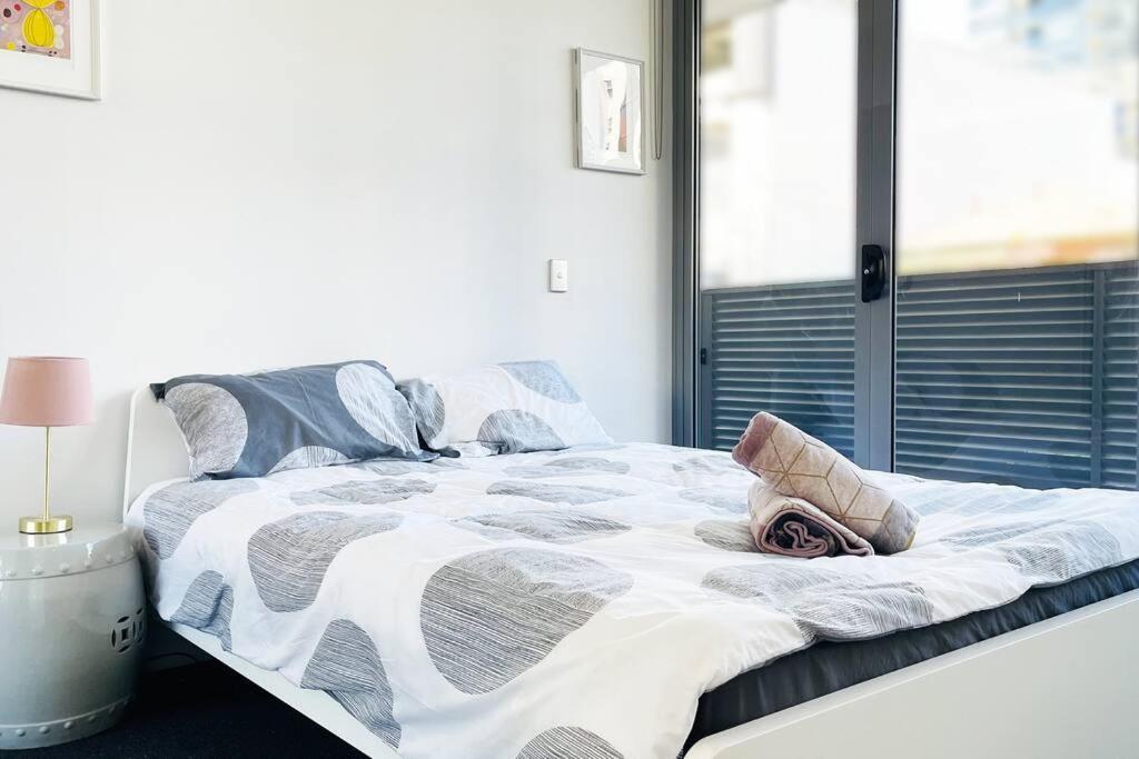 New Comfy Stylish In Rhodes Next To Train N Shopping Center * Sydney