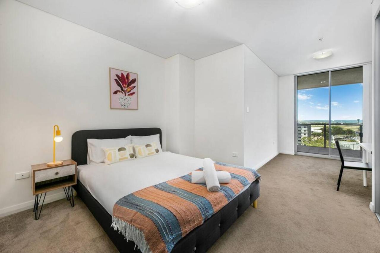 Spacious 2 Beds Apt Near Airport Apartment