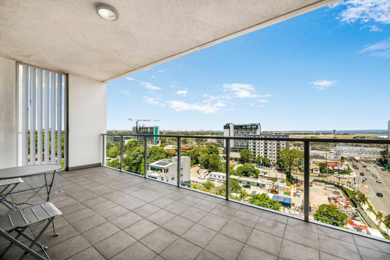 Spacious 2 Beds Apt Near Airport *