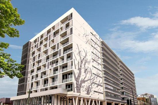 Chatswood Modern With Balcony Apartment