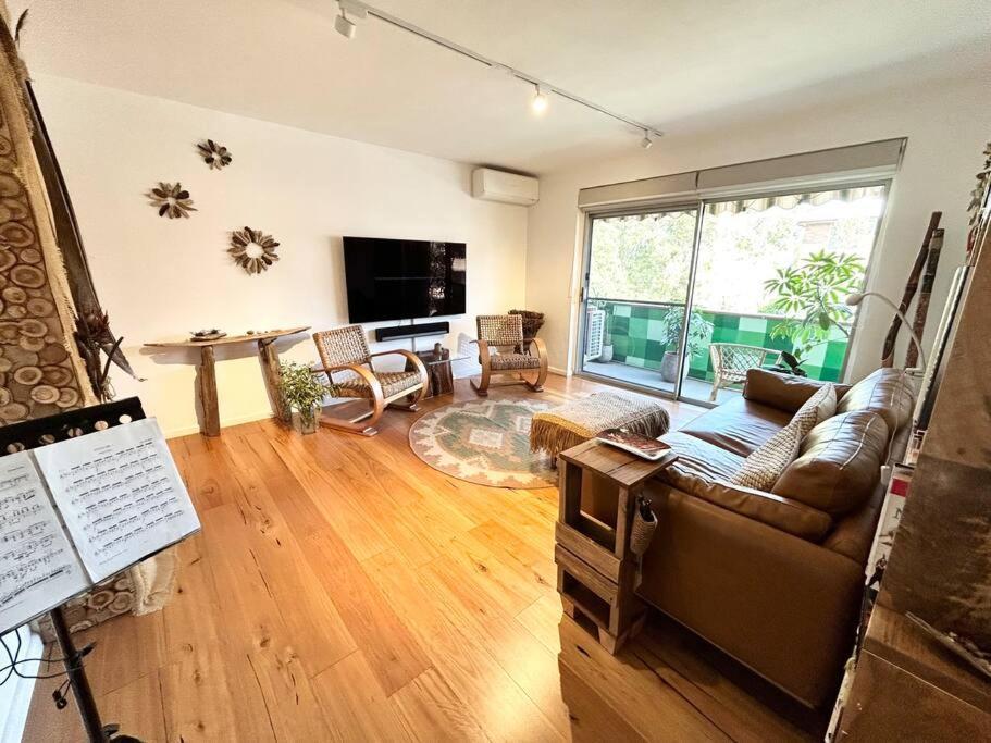 Apartment One Bedroom And Carport Close To Beaches, Airport,cbd *