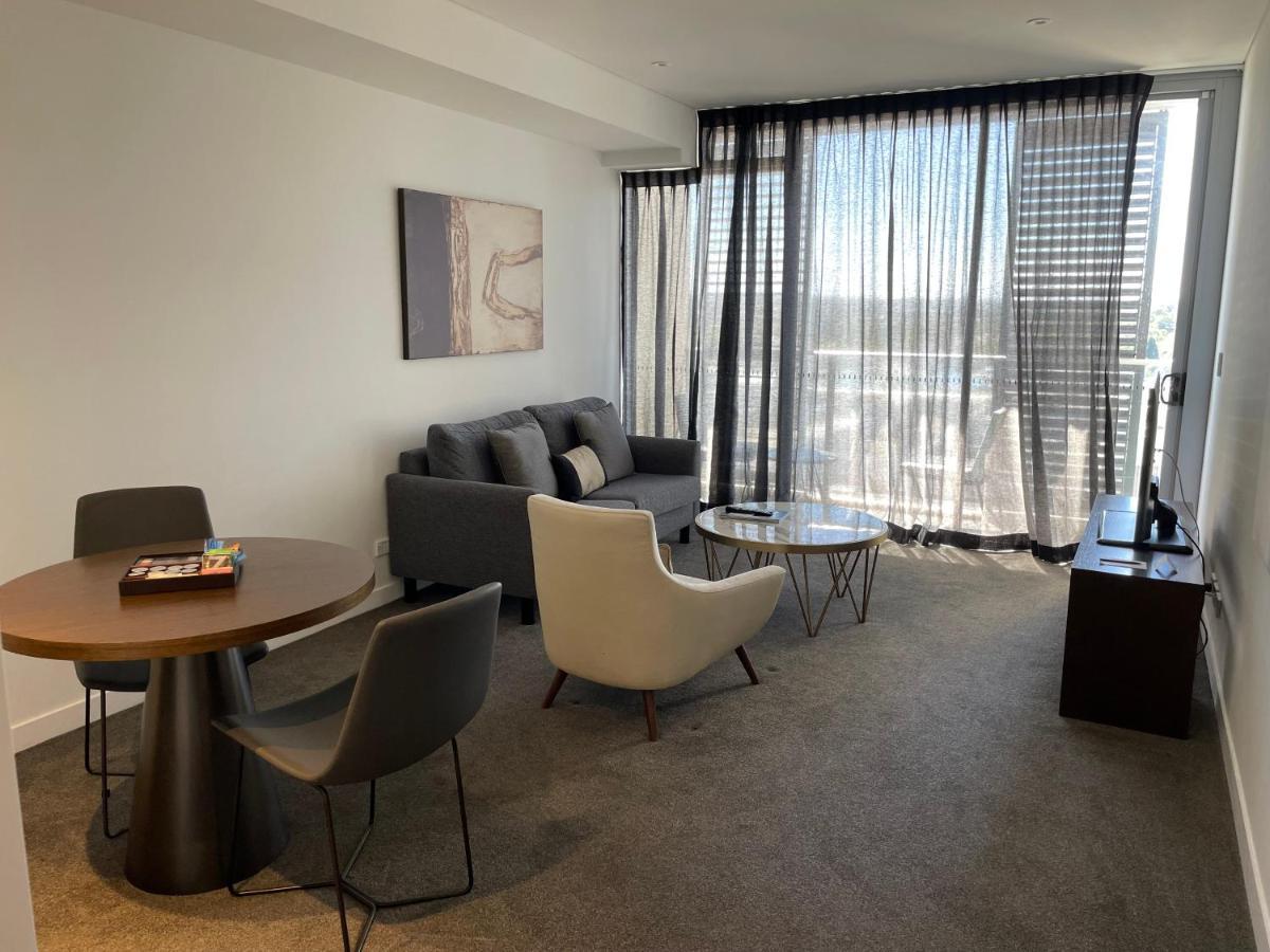 Chatswood Modern With Balcony Apartment *