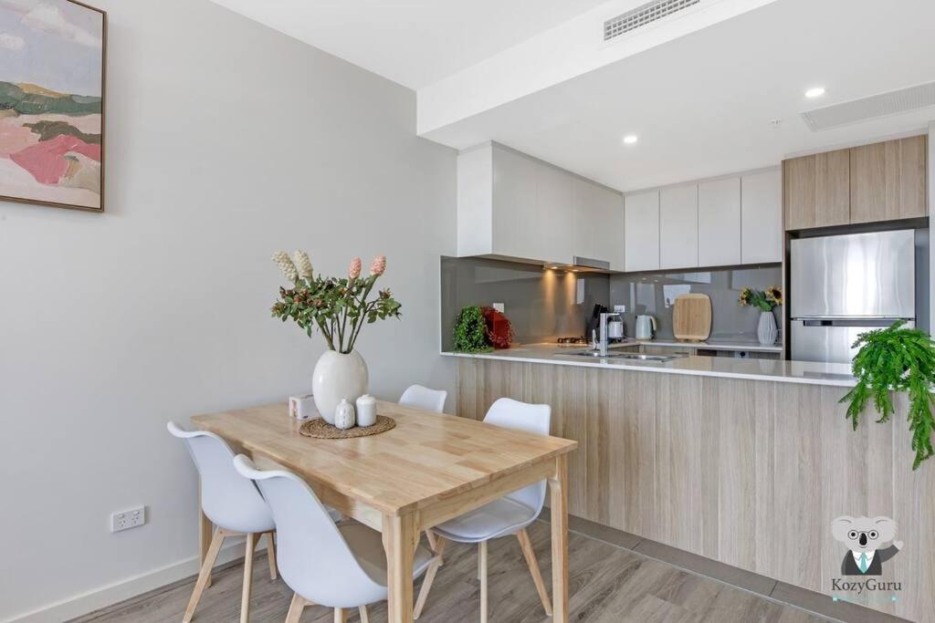 Apartment Parramatta 2 Bed With Parking Npa011-3101 *