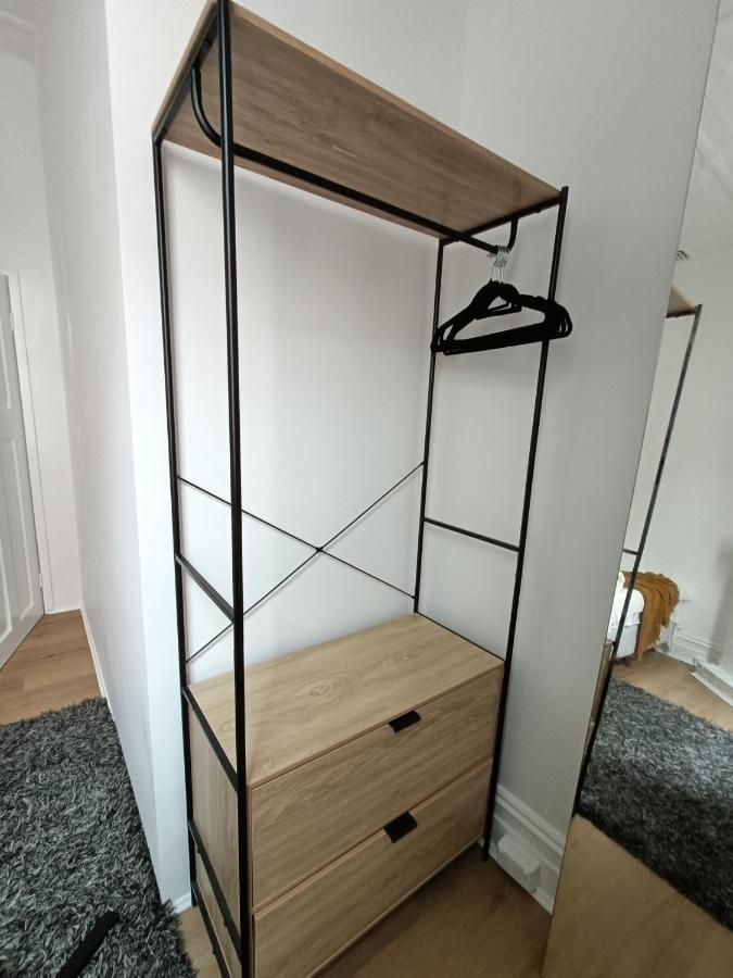 Stunning Queen 1min Walk To Station With 55 Inch Tv Homestay
