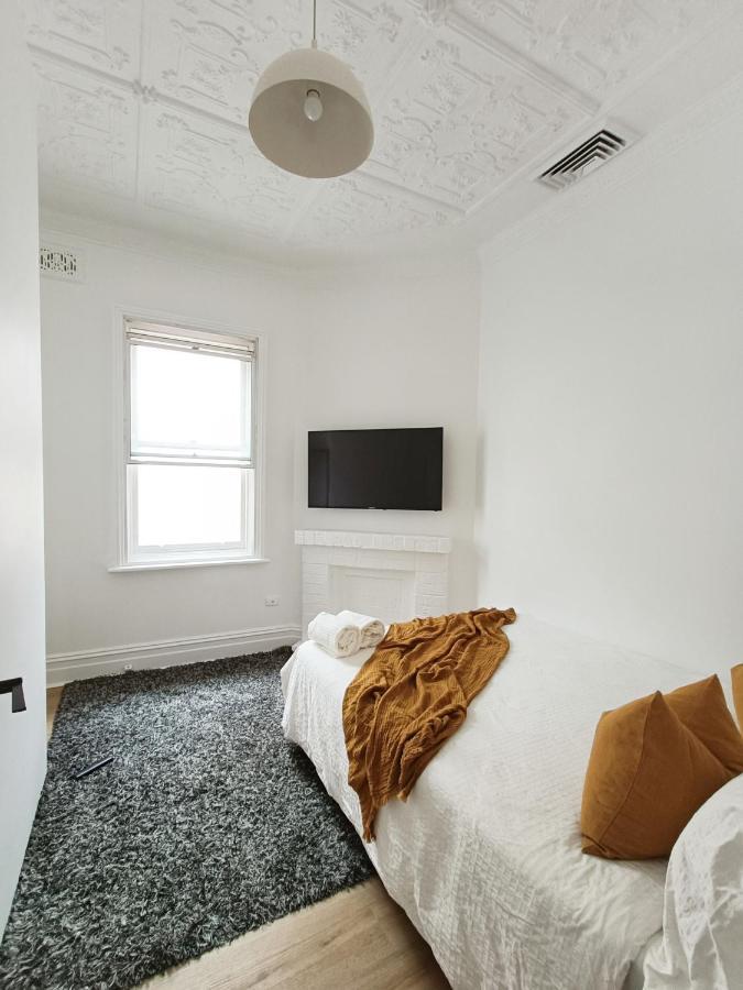 Stunning Queen 1min Walk To Station With 55 Inch Tv Homestay