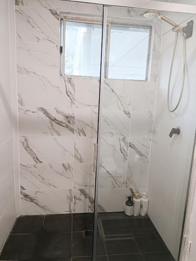 Homestay Stunning Queen 1min Walk To Station With 55 Inch Tv *