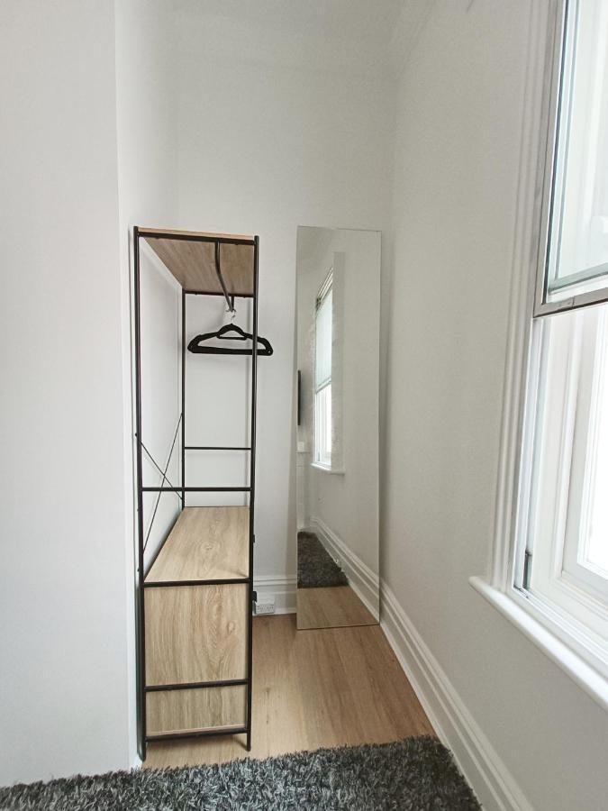 Stunning Queen 1min Walk To Station With 55 Inch Tv Sydney