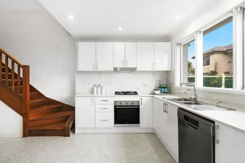 Delightful With Amazing Views! Holiday home Sydney